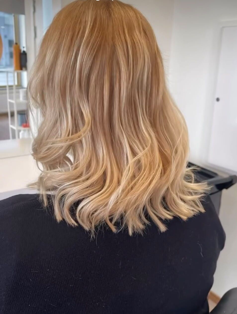 Blont vågigt hår i axellängd