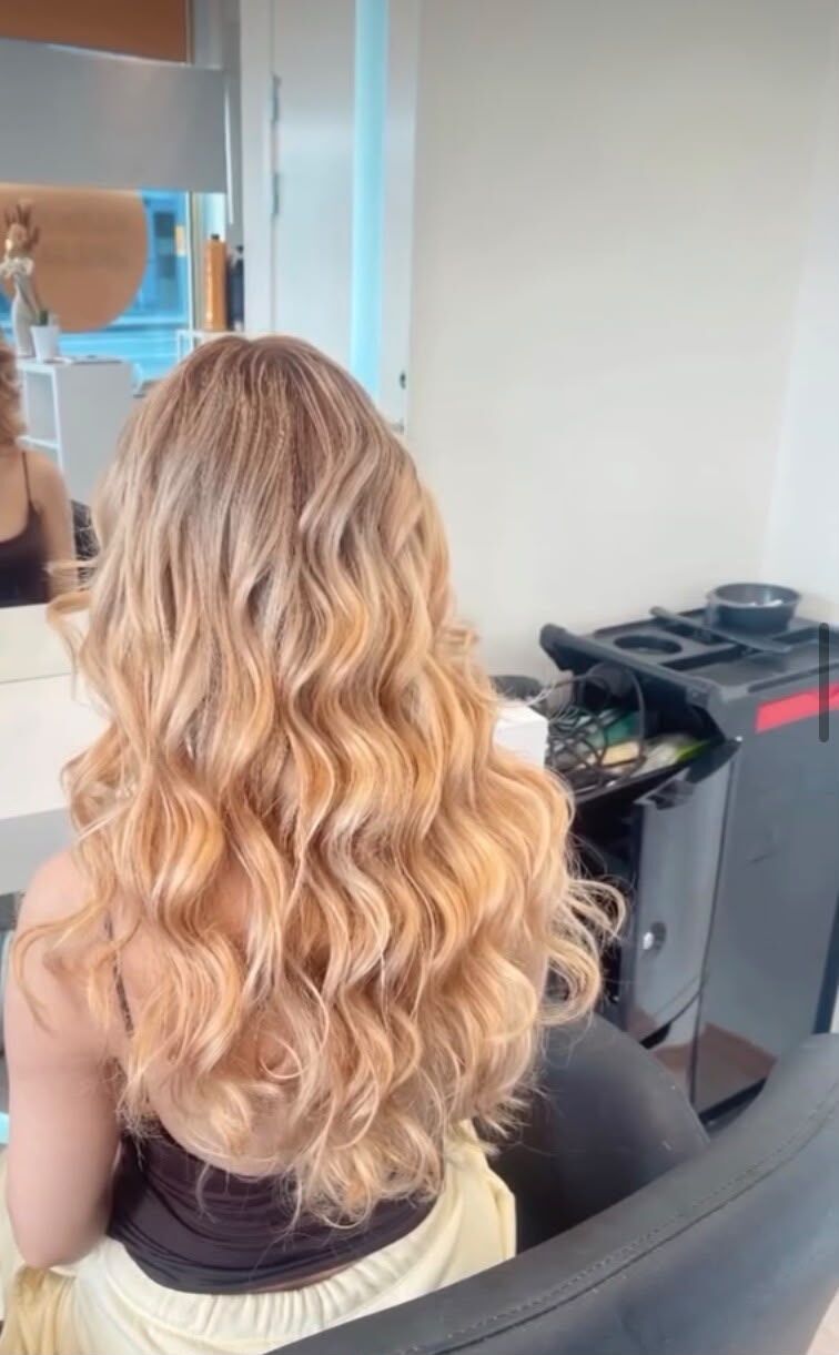 Blonda lockar med volym