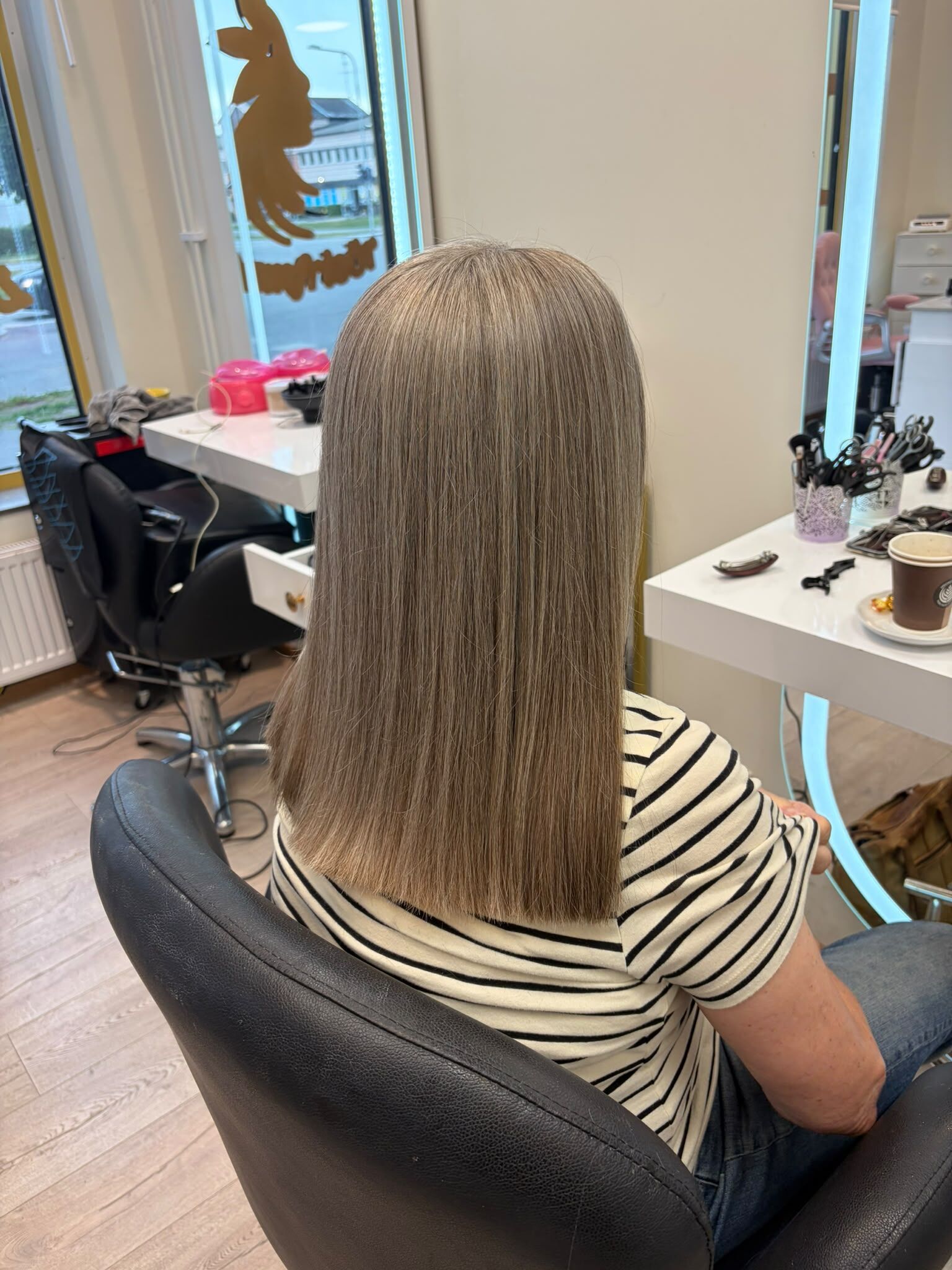 Ljusblont långt hår, slätt och blankt