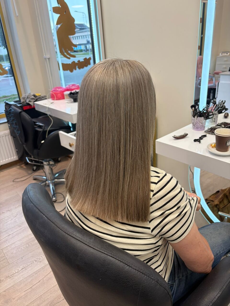 Ljusblont långt hår, slätt och blankt