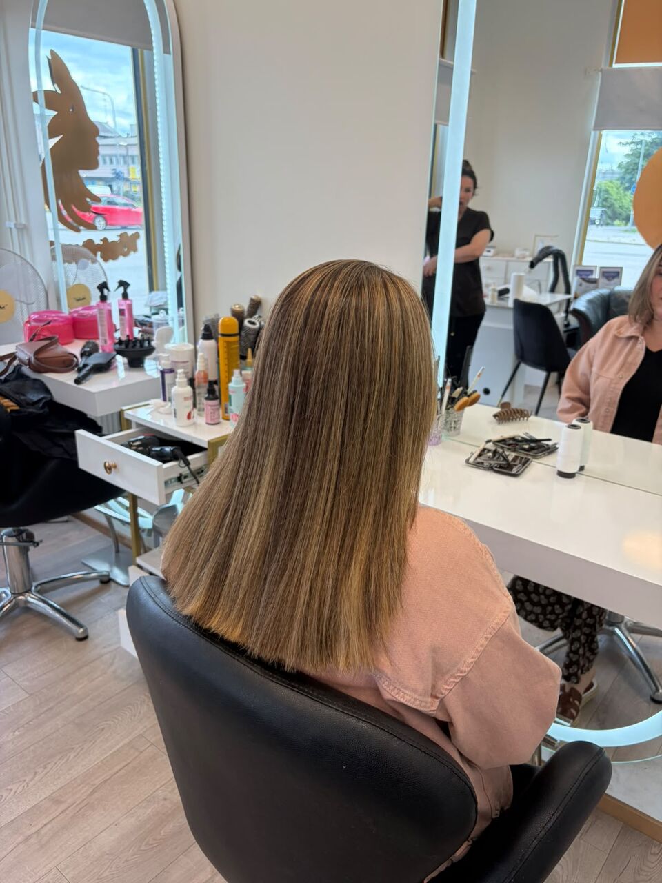 Blont rakt hår, långt och jämnt klippt