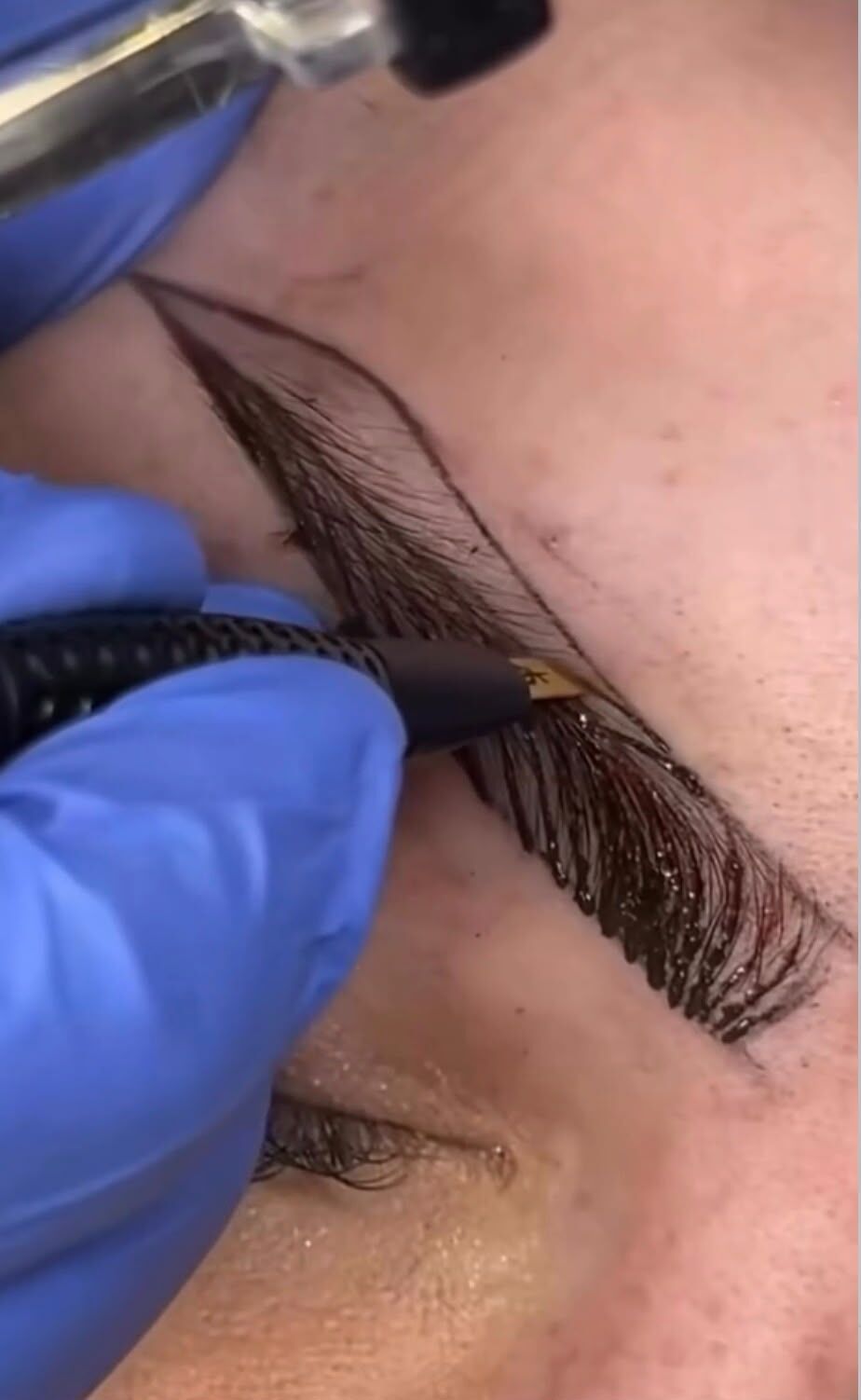 Microblading utförs med handverktyg